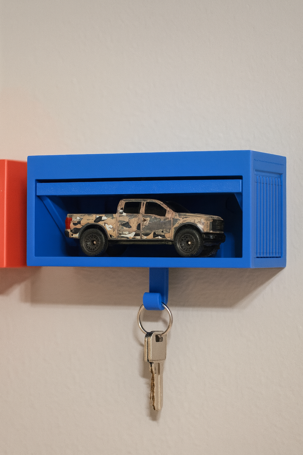 1:64 Blue Garage Key Holder