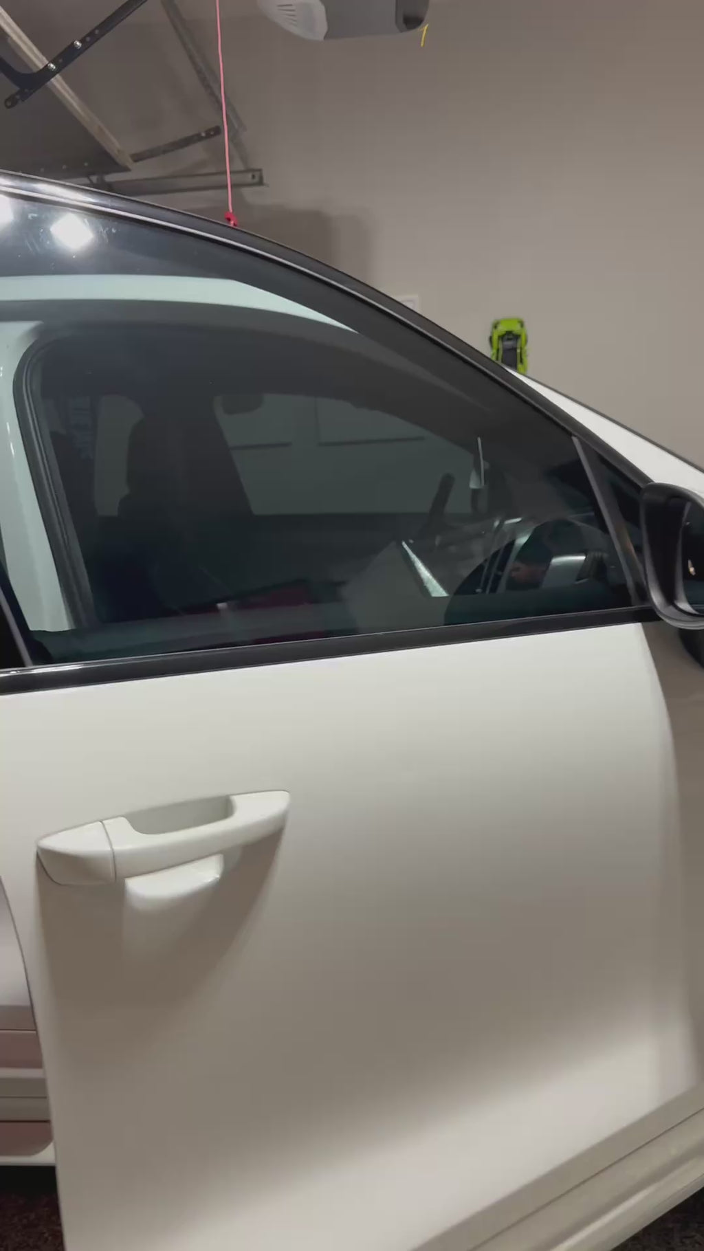 1:64 Red Garage Key Holder